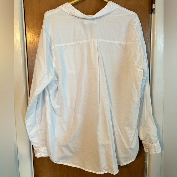 Old Navy Classic Button-Down Shirt - Picture 2 of 7